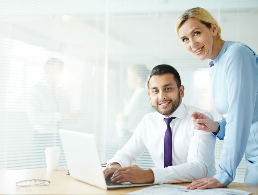 business professionals 2021 09 24 03 34 57 utc coup 1 scaled 1 Logiciel de Business plan collaboratif boosté à l'intelligence artificielle